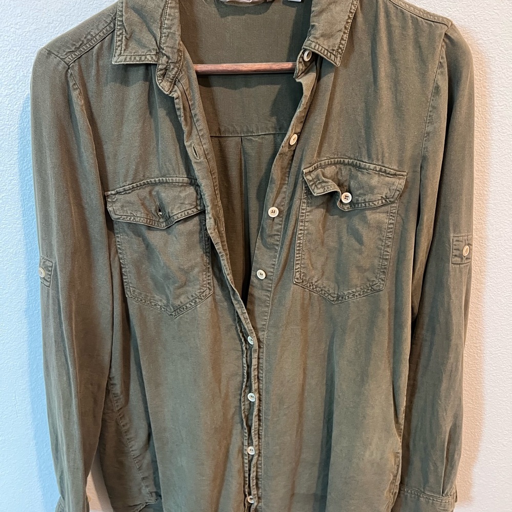 Athleta Green Long Sleeve Notched Collar Button Down